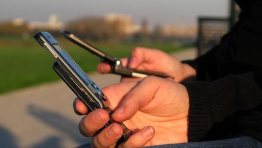 Naukowcy udowadniają: SMSy i Facebook ogłupiają