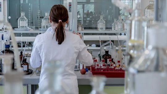 Naukowcy: We wczesnej fazie COVID-19 wirusa w organizmie może być najwięcej