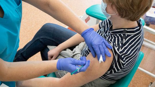 Naukowcy: Większość efektów niepożądanych po szczepieniu przeciwko COVID-19 to efekt placebo