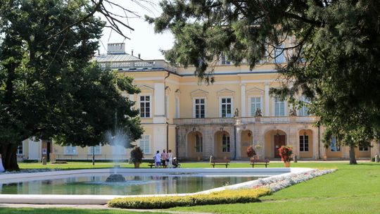 Naukowe pokazy przed pałacem w Puławach. "Bakterie na trawie"