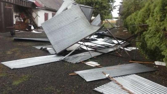 Nawałnica zmiotła metalowy garaż. Zdjęcia czytelnika