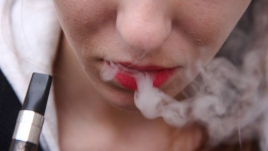 Nawet 30 proc. uczniów w wieku od 15 do 19 lat pali elektroniczne papierosy