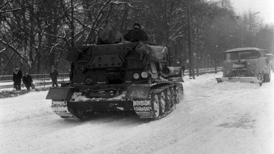 Nawet czołgi wyjechały na ulice. Taka ostra była wtedy zima w Lublinie (zdjęcia)