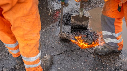 "Nawet czołgiem strach jechać". W Lublinie trwa zimowe łatanie dróg