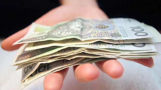 Nawet kilka tysięcy złotych na \"13\" pensję dla urzędników
