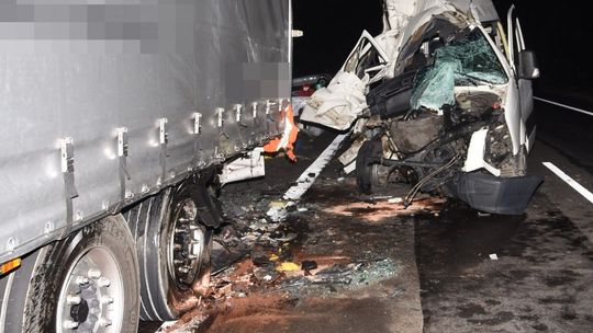 Nawet nie hamował, wbił się w naczepę tira. Trzy kobiety zostały ciężko ranne