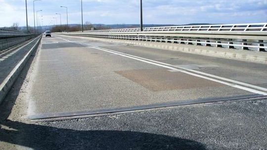 Nawierzchnia drogi na moście w Annopolu to bubel. Będzie naprawa