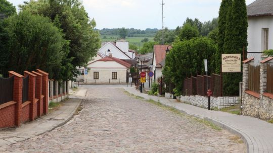 Nawierzchnia z kocimi łbami na razie zostaje. Janowiec zamawia inne prace