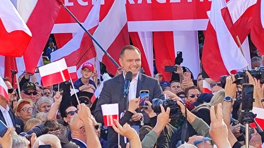 Nawrocki mobilizuje "obóz patriotyczny" w Białej Podlaskiej. Niespodziewany gość na scenie 