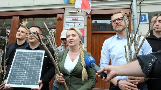 Nazbierali chrustu i przynieśli politykom PiS