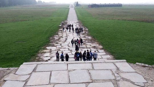 Nazwa Państwowego Muzeum na Majdanku z rozszerzeniem czy bez?