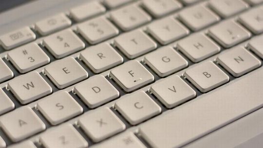 NBP chce przekonać seniorów do banku przez internet