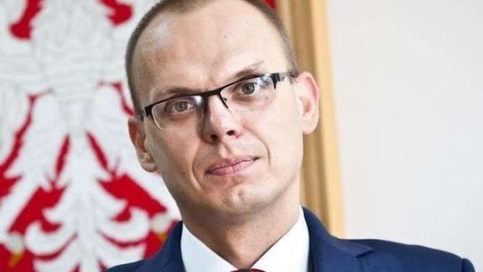 „Nędzny błazen”. Członek zarządu powiatu znieważył premier? Jednak będzie śledztwo