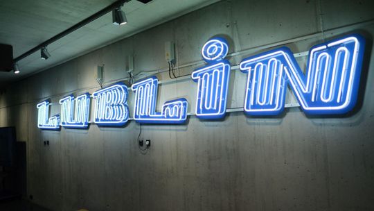 Neon z napisem "Lublin" może zawisnąć nad al. Tysiąclecia w Lublinie. Są też dwa inne pomysły