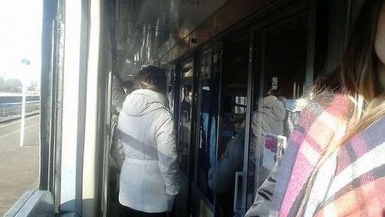 Nerwy i spore opóźnienie. Pociąg z Lublina do Bydgoszczy utknął pod Puławami