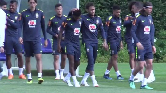 Neymar wraca do formy, Brazylia trenuje w Londynie (wideo)