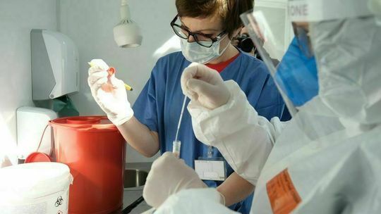 NFZ: Nie można wymagać negatywnego wyniku testu przed przyjęciem do szpitala