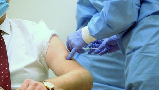 NFZ uruchamia dodatkowe zespoły do szczepień w domach. Ponad 100