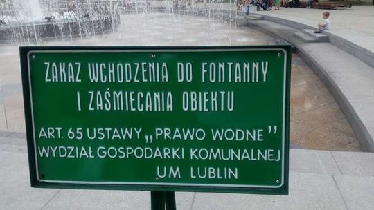 Nie będzie kar za wejście do fontanny na pl. Litewskim. Miasto ma wymienić tabliczki z zakazem