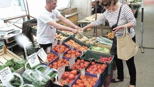 "Nie będziemy mieli z czego żyć". Miasto chce remontu targowiska, ale nikt nie rozmawiał z kupcami 