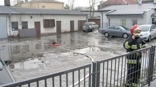 Nie było zimy, są podtopienia. Plac zamienił się w jezioro