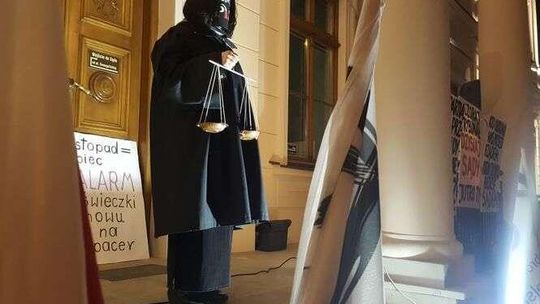 Nie chcą zmian w sądownictwie. W Lublinie manifestuje około 200 osób