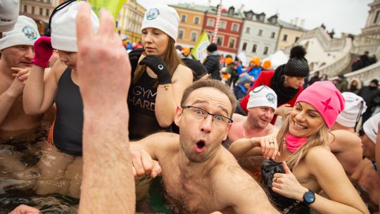 (Nie) chce mi się w Zamościu. Tak morsuje się na Rynku Wielkim