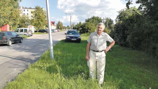 Nie chce parkingu koło swojego domu. Powbijał metalowe pręty