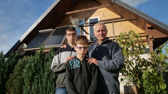 "Nie chcemy iść do domu dziecka". Po śmierci taty chłopcy chcą zostać z dziadkiem