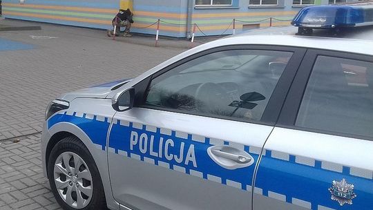 Nie chciał mieć lekcji, powiedział, że w szkole jest bomba. Ewakuowano ok. 500 osób