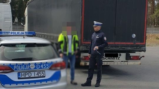 Nie chciało mu się czekać. Pokazał podrobione dokumenty