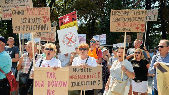 "Nie damy się okradać!". Był protest przeciw CPK i kolei w Warszawie, będą w całej Polsce [zdjęcia]
