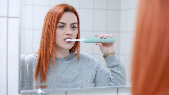 Nie dbasz o zęby jak młody Polak. Co dziesiąty nie używa pasty do zębów