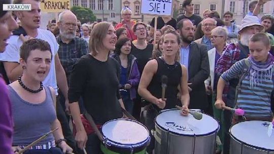 "Nie dla imigrantów" kontra "Uchodźcy mile widziani". Manifestacje w polskich miastach