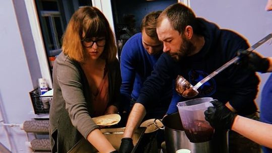 "Nie gotuj się na wojnę, gotuj zupę!" 11 listopada zaprosili do stołu [wideo, zdjęcia]