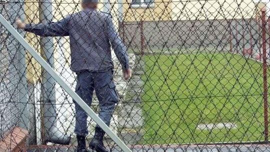 "Nie kradłem, tylko pożyczałem". Strażnik więzienny wydalony ze służby