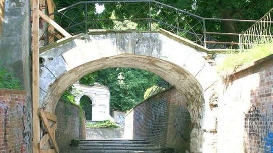 Nie ma chętnych na remont kładki nad "głęboką drogą"