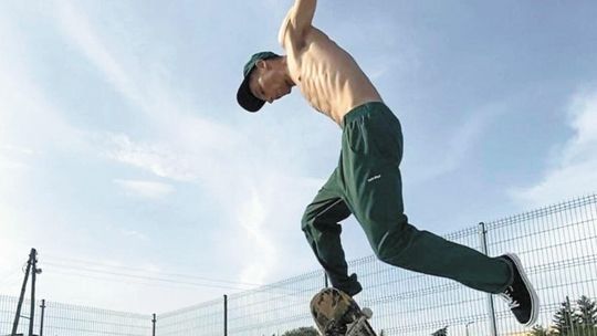 Nie ma jasności ani lamp. Deskorolkarze chcą korzystać ze skateparku, poparł ich radny