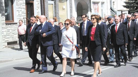 Nie ma jeszcze kampanii, ale kandydat na burmistrza rozdawał flagi 