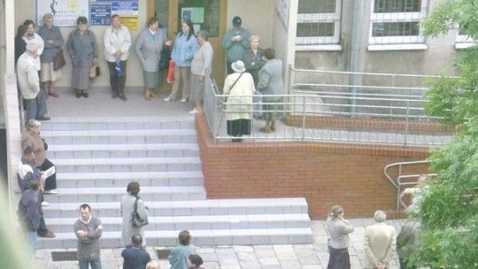 Nie ma ławek przed przychodnią. Pacjenci muszą stać