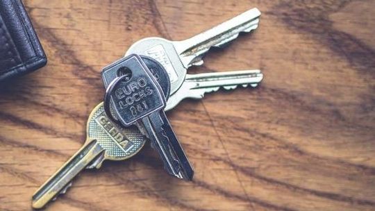 Nie ma mieszkań socjalnych, więc mieszkają w szkole