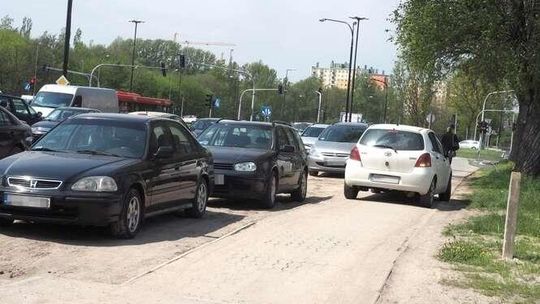 Nie ma mocnych na kierowców. Każdy może tu parkować za darmo