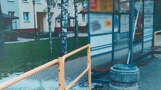 Nie miał jak wrócić do domu, więc… wybił szybę wiaty przystankowej