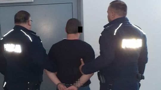 Nie miał prawa zbliżyć się do matki i siostry, a jednak przyszedł. Chwycił za siekierę