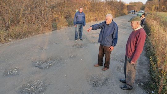 Nie mogą doczekać się remontu drogi. "7 lat minęło i nic się nie dzieje"