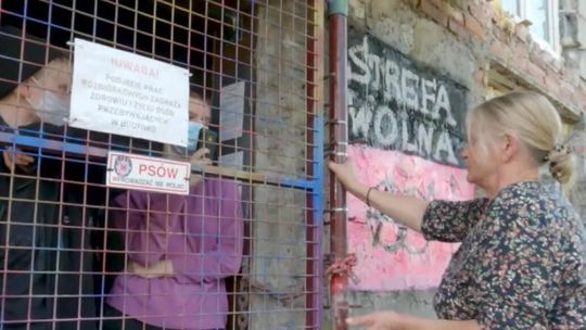 Nie mogą wejść do własnego budynku. Dzicy lokatorzy twierdzą, że prawo stoi po ich stronie