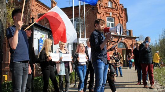 "Nie może być tak, że kasjerka w markecie zarabia więcej niż nauczyciel". Strajk uczniowski [zdjęcia, wideo]