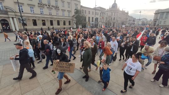 Nie noszą maseczek, nie wierzą w pandemię koronawirusa. Kilkaset osób protestuje w Lublinie