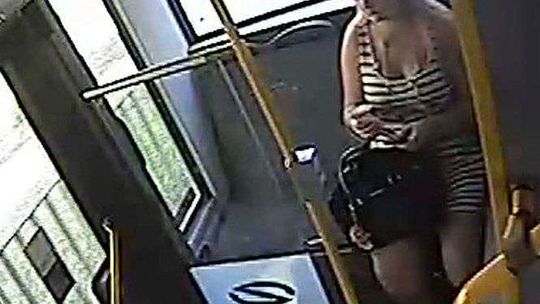 Nie oddała znalezionego w autobusie telefonu. Policja szuka młodej kobiety