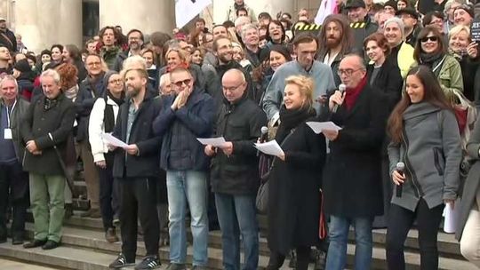 "Nie oddamy wam kultury". Protest artystów przed PKiN